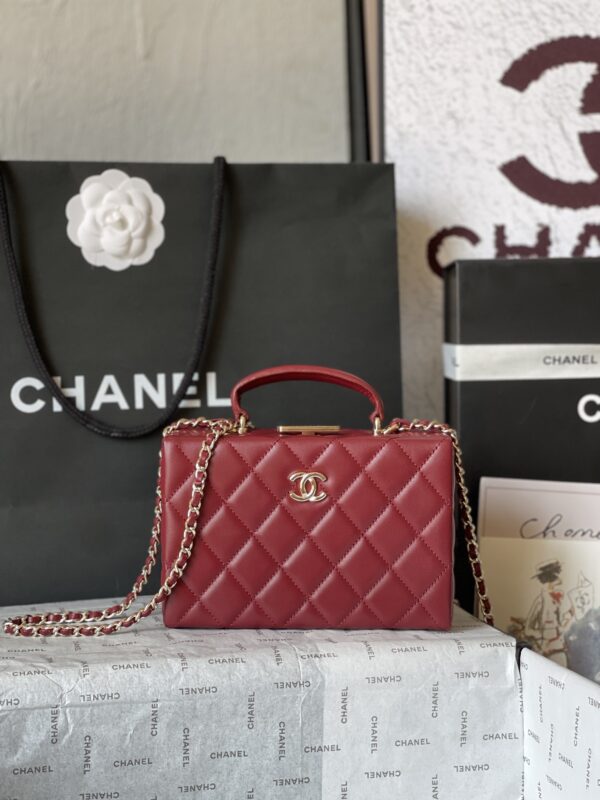 CHANEL makeup chain bag