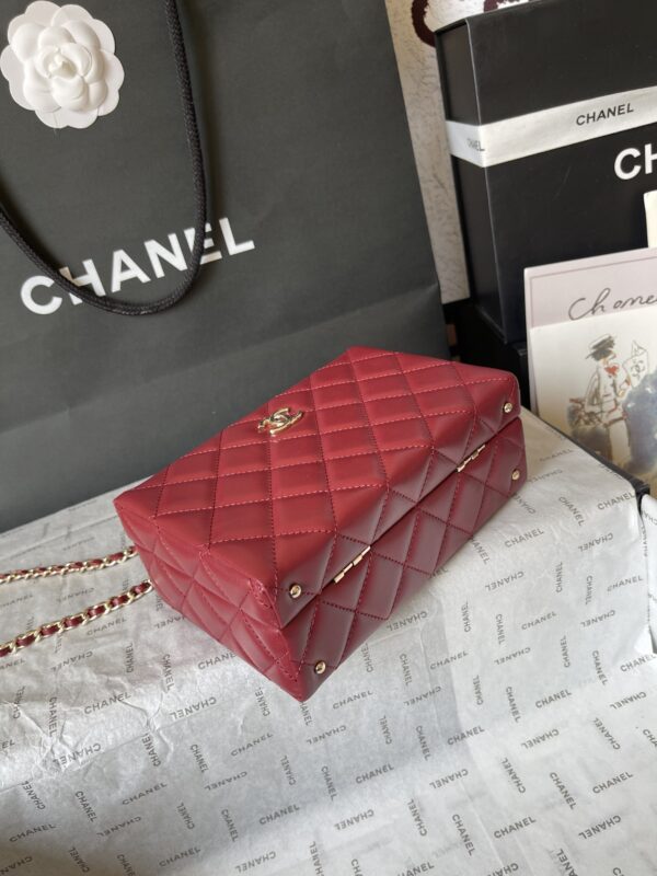 CHANEL makeup chain bag - Image 3
