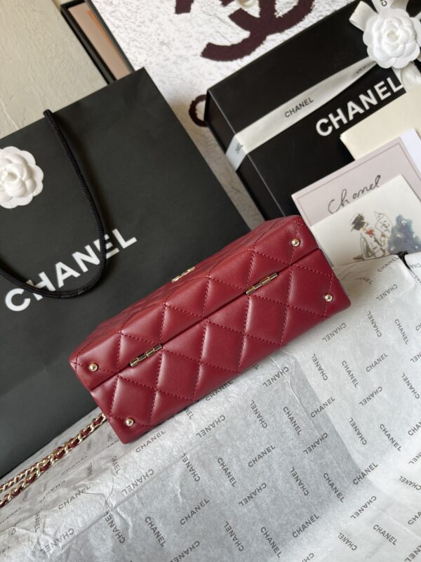 CHANEL makeup chain bag - Image 5