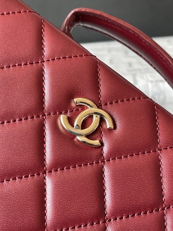 CHANEL makeup chain bag - Image 6