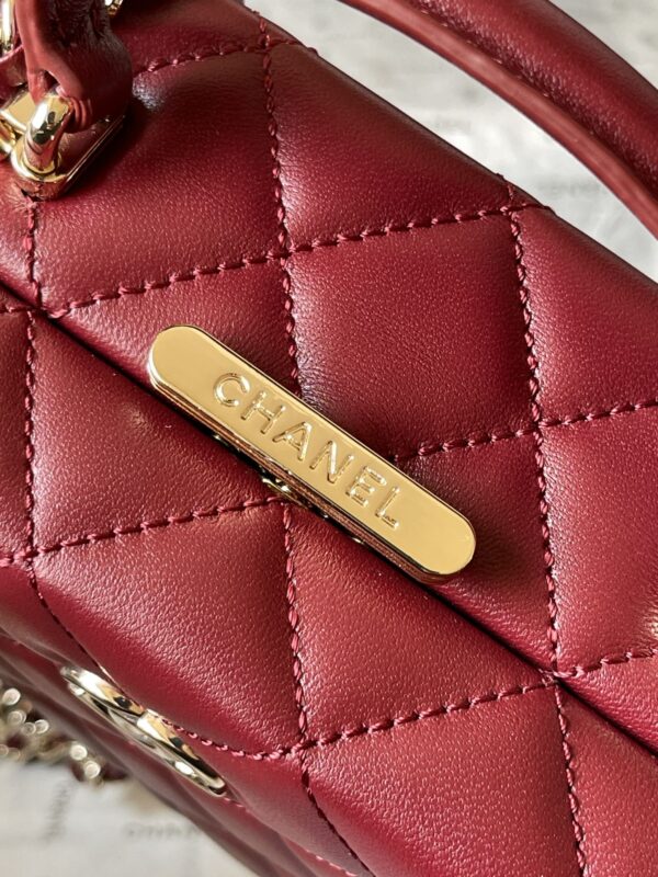 CHANEL makeup chain bag - Image 7