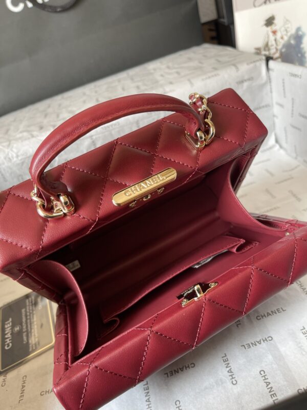 CHANEL makeup chain bag - Image 8