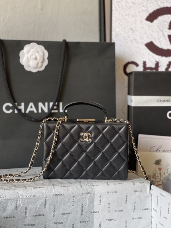 CHANEL makeup chain bag