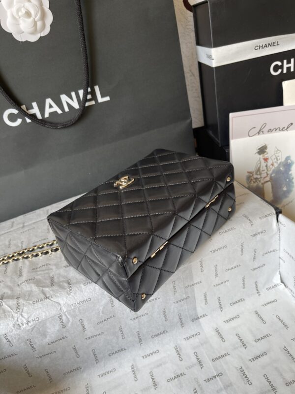 CHANEL makeup chain bag - Image 3