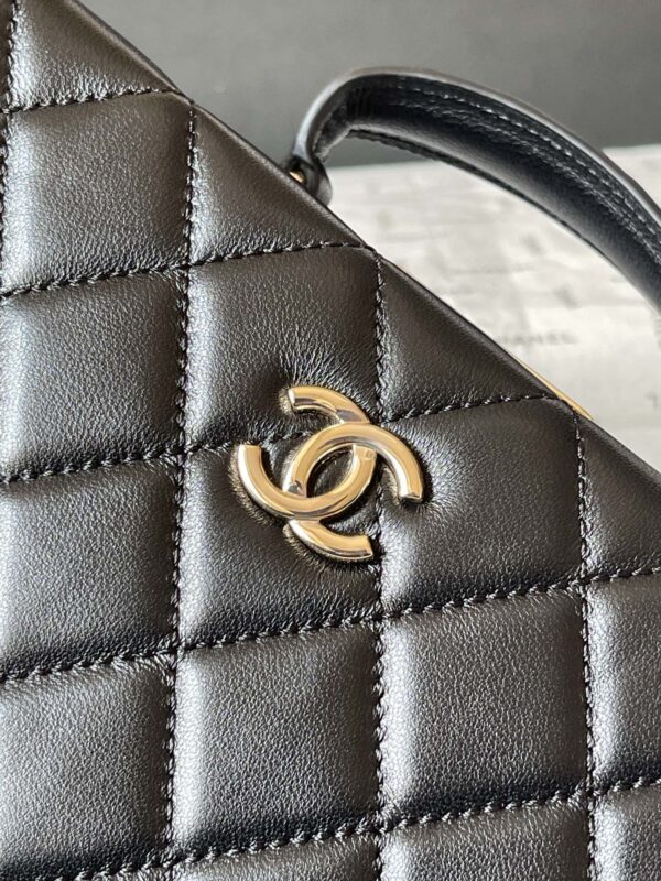 CHANEL makeup chain bag - Image 6