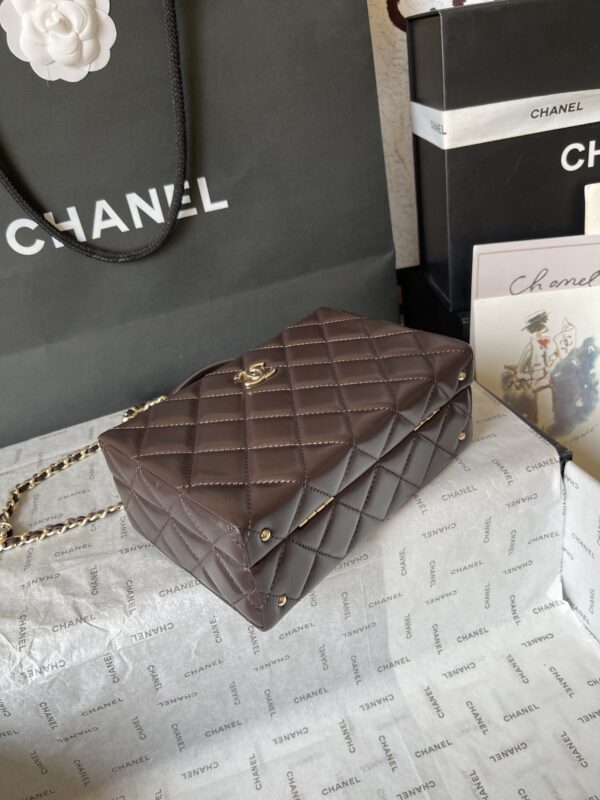CHANEL makeup chain bag - Image 3