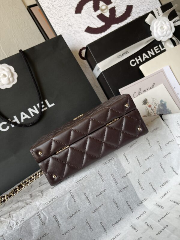 CHANEL makeup chain bag - Image 5