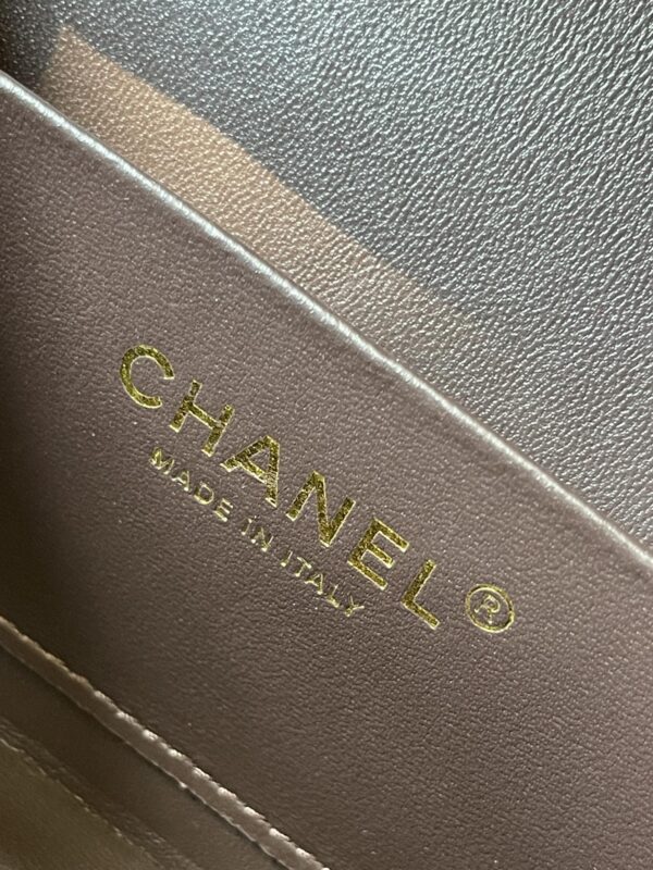 CHANEL makeup chain bag - Image 9
