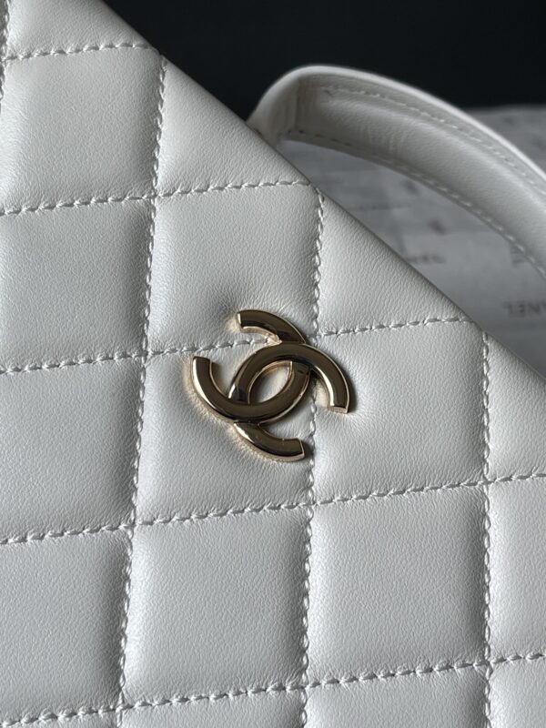 CHANEL makeup chain bag - Image 6