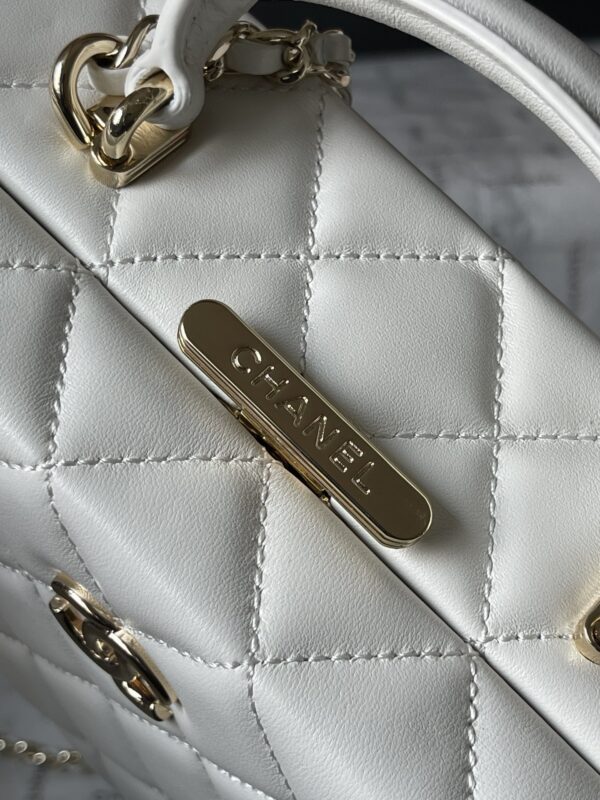 CHANEL makeup chain bag - Image 7
