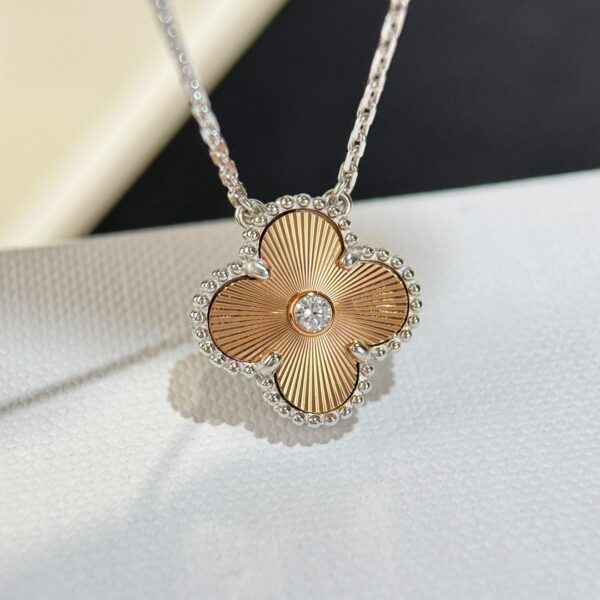 Van Cleef &Arpels Christmas special necklace