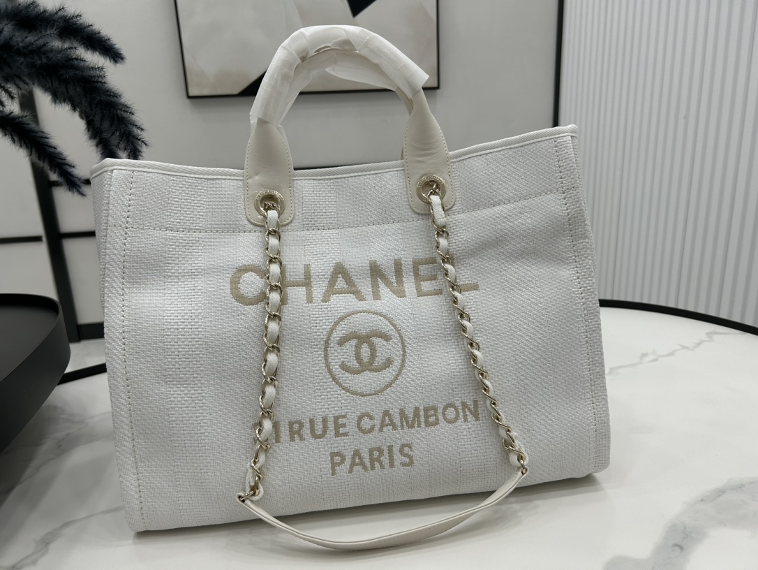 CHANEL Classic Handbag - Image 2