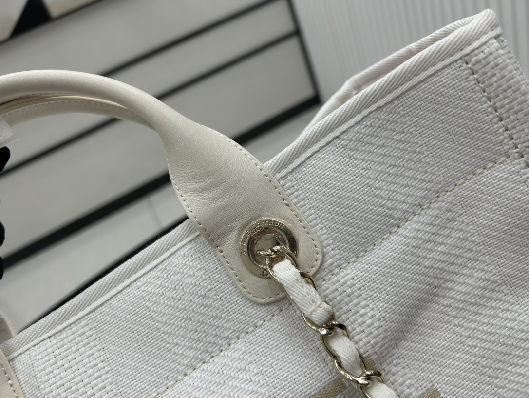 CHANEL Classic Handbag - Image 4