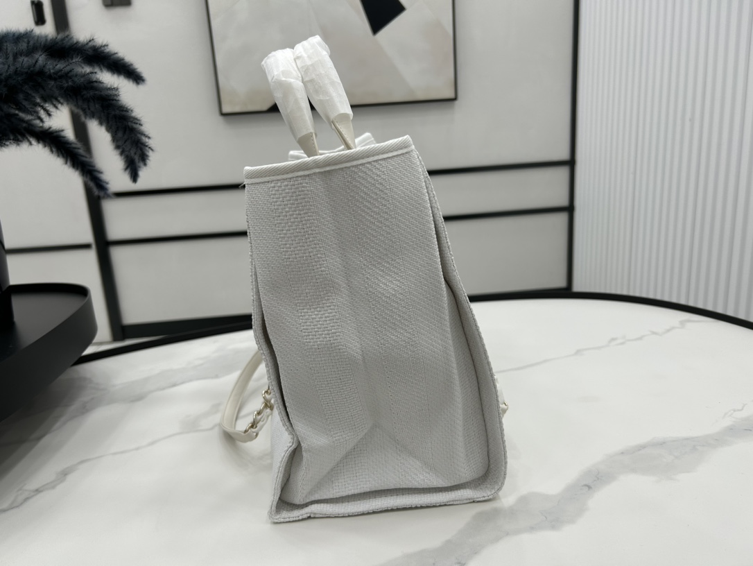 CHANEL Classic Handbag - Image 6