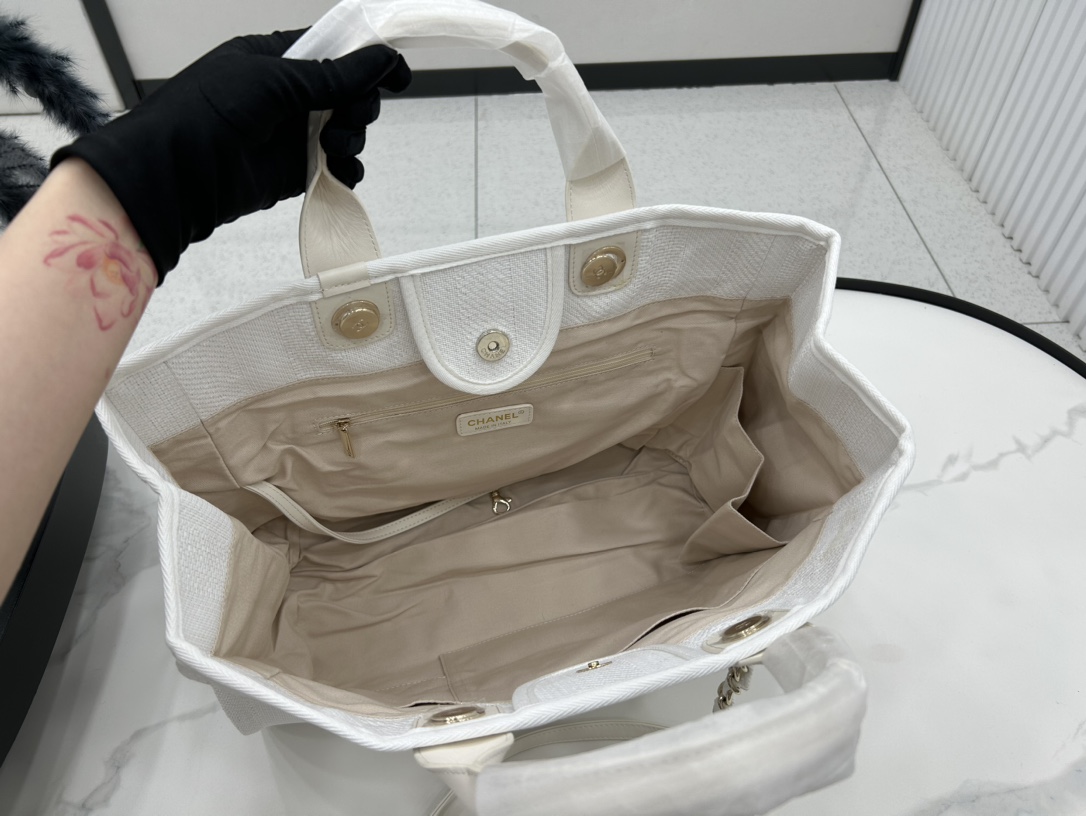 CHANEL Classic Handbag - Image 8