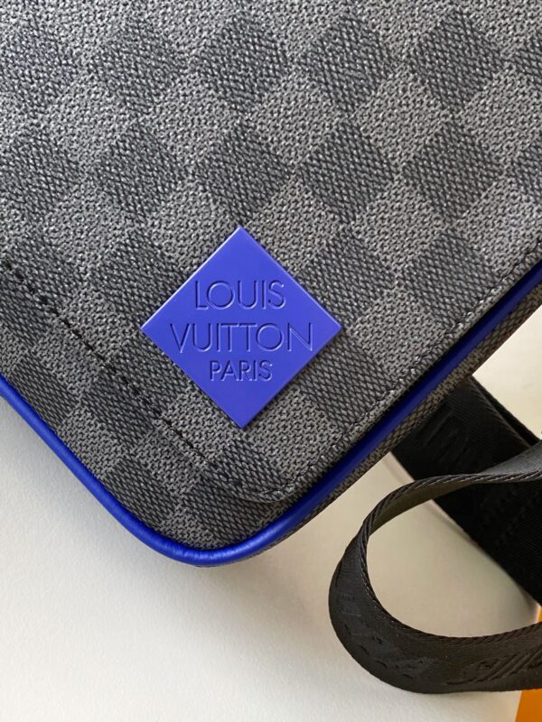 LV District Postman Bag - Image 4
