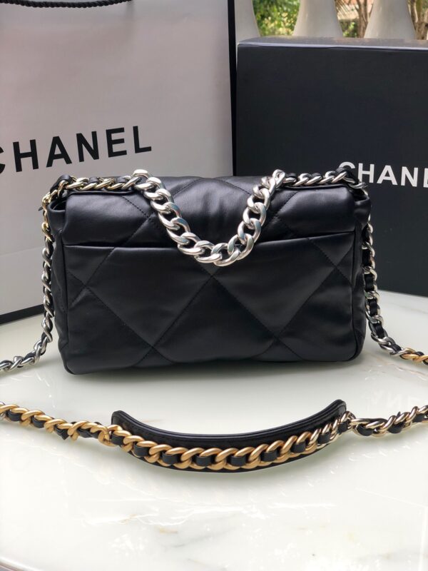 CHANEL internet famous handbag - Image 3
