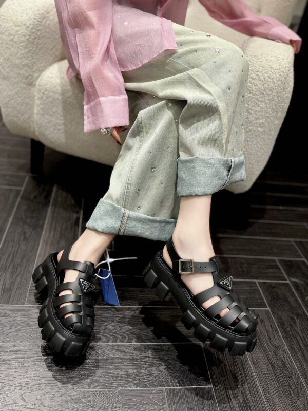 LV Discovery Lace UP sneakers - Image 2