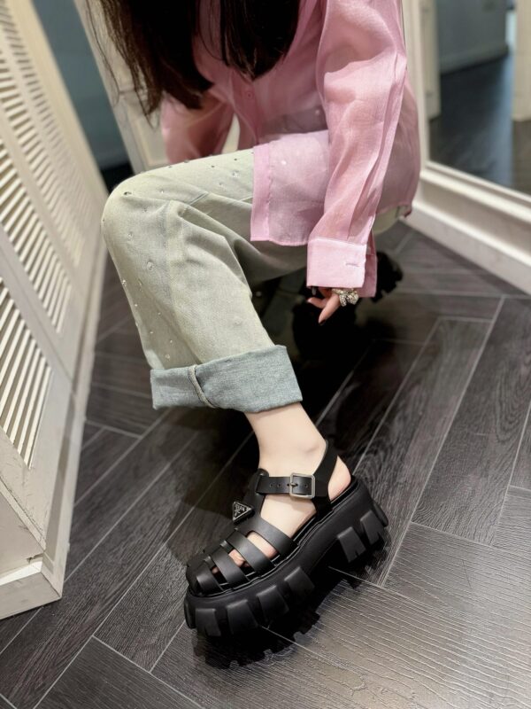 LV Discovery Lace UP sneakers - Image 3