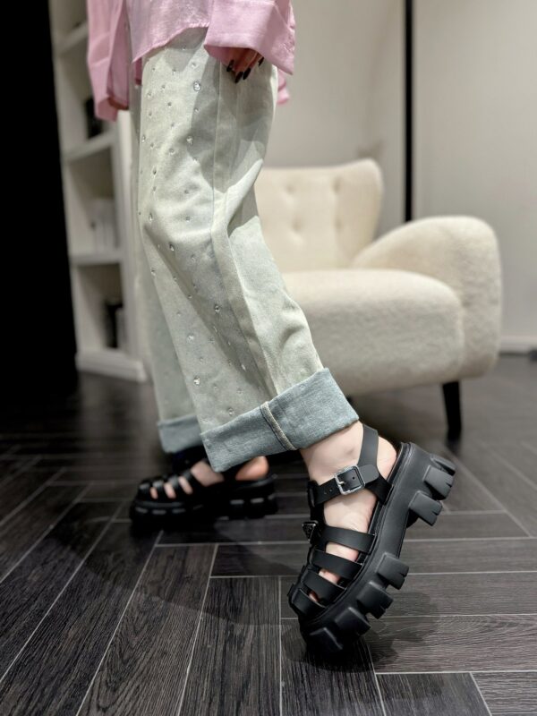 LV Discovery Lace UP sneakers - Image 4