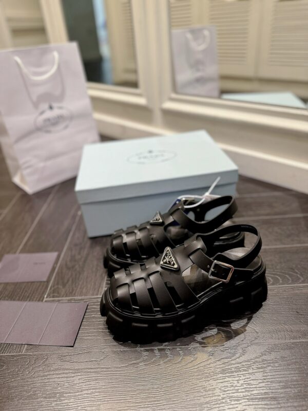 LV Discovery Lace UP sneakers - Image 5