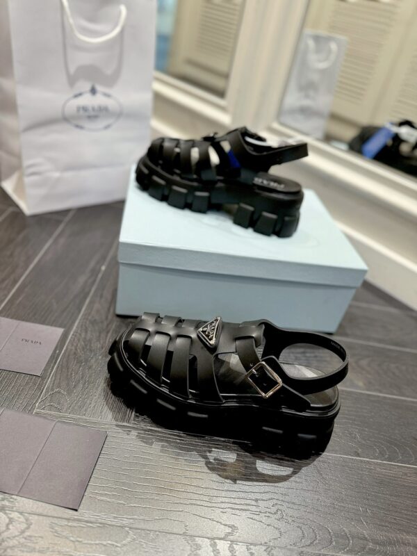 LV Discovery Lace UP sneakers - Image 6