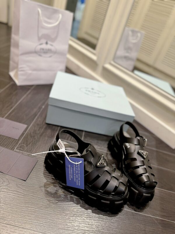 LV Discovery Lace UP sneakers - Image 7