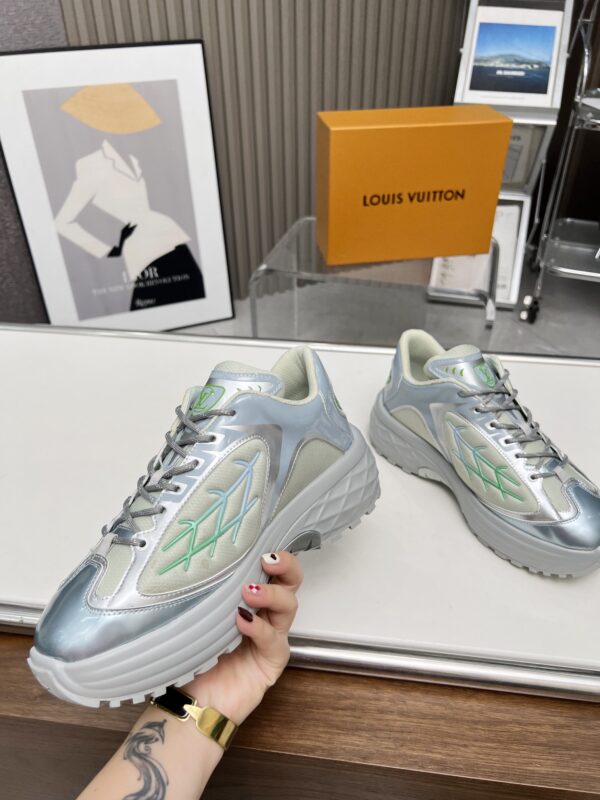LV Discovery Lace UP sneakers - Image 7