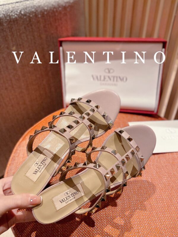 𝑉𝐴𝐿𝐸𝑁𝑇𝐼𝑁𝑂 Simple high heels - Image 4