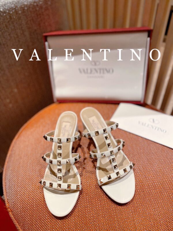 𝑉𝐴𝐿𝐸𝑁𝑇𝐼𝑁𝑂 Simple high heels