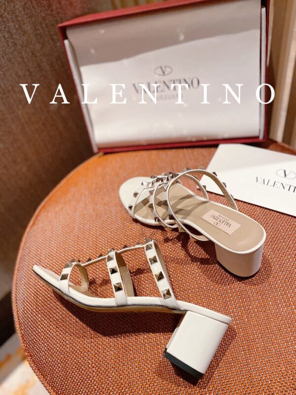 𝑉𝐴𝐿𝐸𝑁𝑇𝐼𝑁𝑂 Simple high heels - Image 4