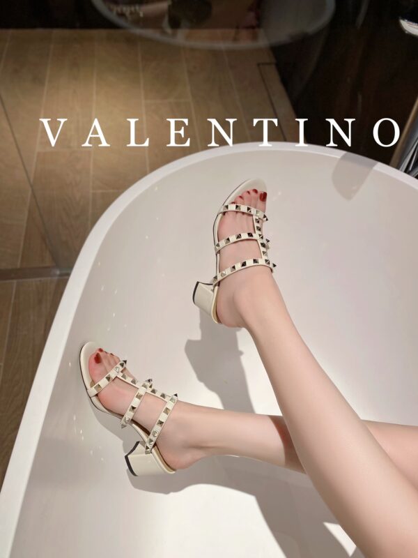𝑉𝐴𝐿𝐸𝑁𝑇𝐼𝑁𝑂 Simple high heels - Image 6