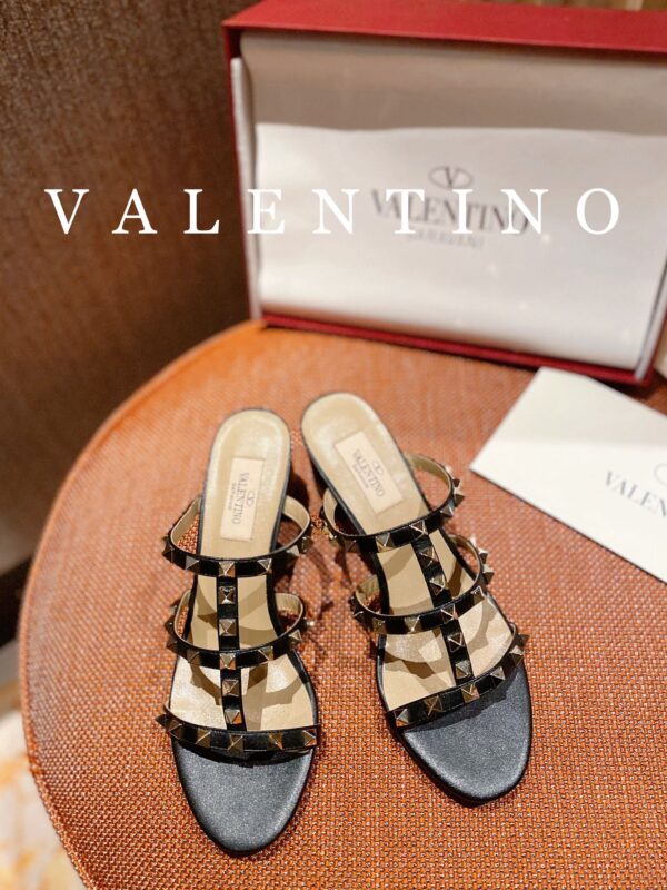 𝑉𝐴𝐿𝐸𝑁𝑇𝐼𝑁𝑂 Simple high heels