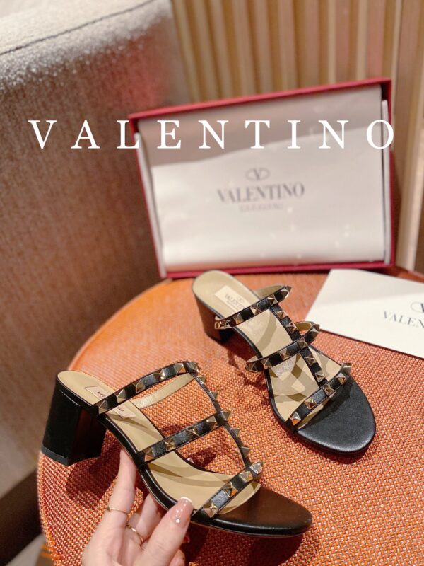 𝑉𝐴𝐿𝐸𝑁𝑇𝐼𝑁𝑂 Simple high heels - Image 2