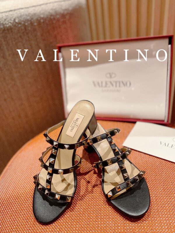 𝑉𝐴𝐿𝐸𝑁𝑇𝐼𝑁𝑂 Simple high heels - Image 3
