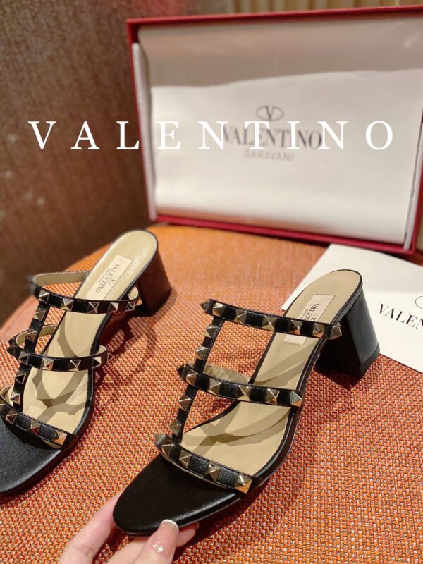 𝑉𝐴𝐿𝐸𝑁𝑇𝐼𝑁𝑂 Simple high heels - Image 4