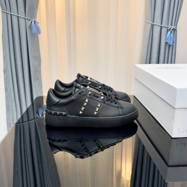 𝑉𝐴𝐿𝐸𝑁𝑇𝐼𝑁𝑂 rivet sneakers