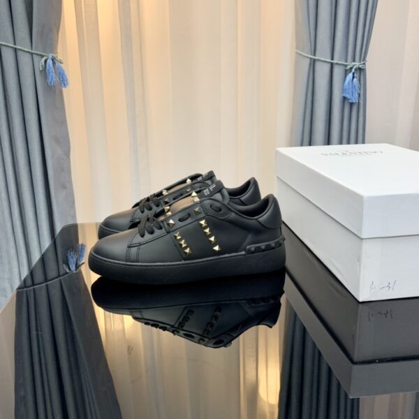 𝑉𝐴𝐿𝐸𝑁𝑇𝐼𝑁𝑂 rivet sneakers - Image 2
