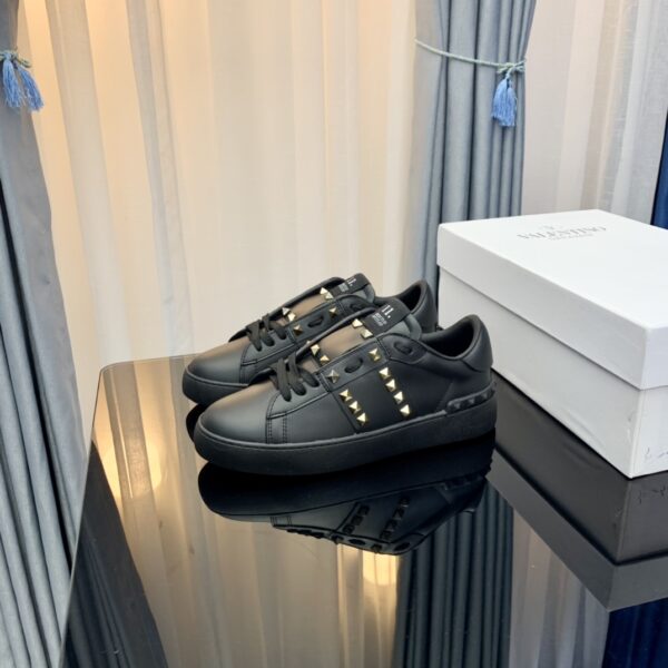 𝑉𝐴𝐿𝐸𝑁𝑇𝐼𝑁𝑂 rivet sneakers - Image 3