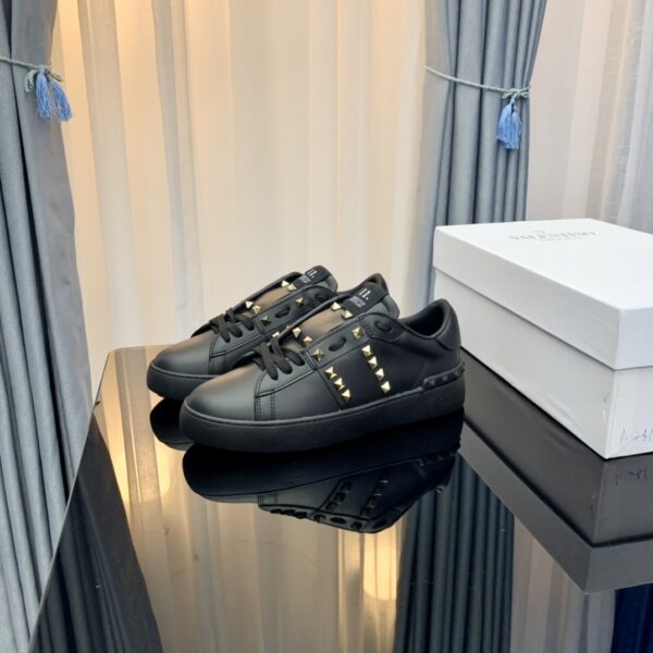 𝑉𝐴𝐿𝐸𝑁𝑇𝐼𝑁𝑂 rivet sneakers - Image 8