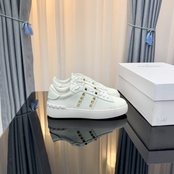 𝑉𝐴𝐿𝐸𝑁𝑇𝐼𝑁𝑂 rivet sneakers
