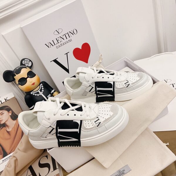 𝑉𝐴𝐿𝐸𝑁𝑇𝐼𝑁𝑂 VT white shoes - Image 3
