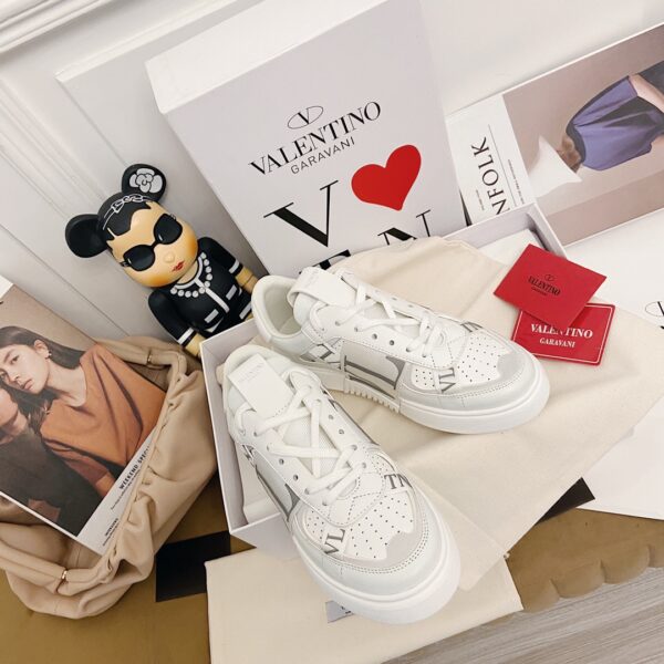 𝑉𝐴𝐿𝐸𝑁𝑇𝐼𝑁𝑂 VT white shoes