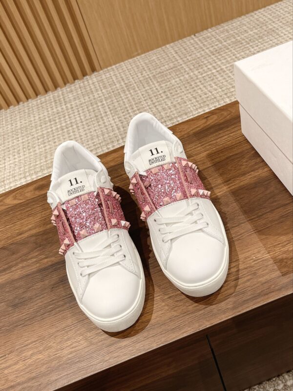 Valentino's new casual white shoes