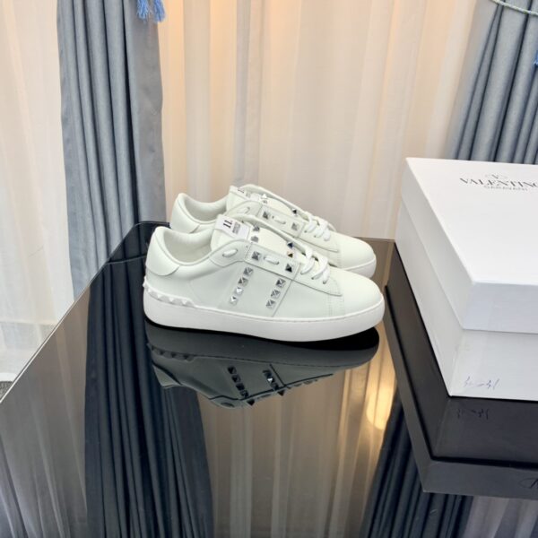 VALENTINO's new letter sports shoes