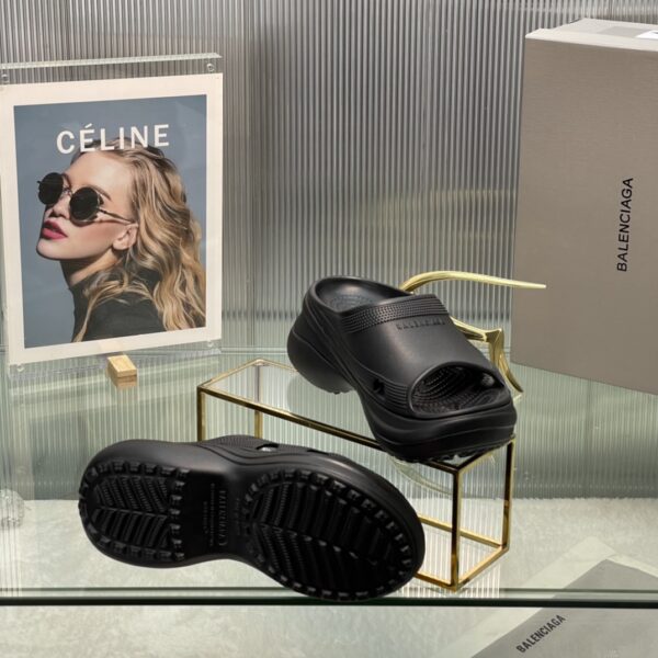 Balenciaga's latest cave slippers - Image 3