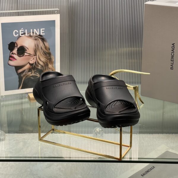 Balenciaga's latest cave slippers - Image 4