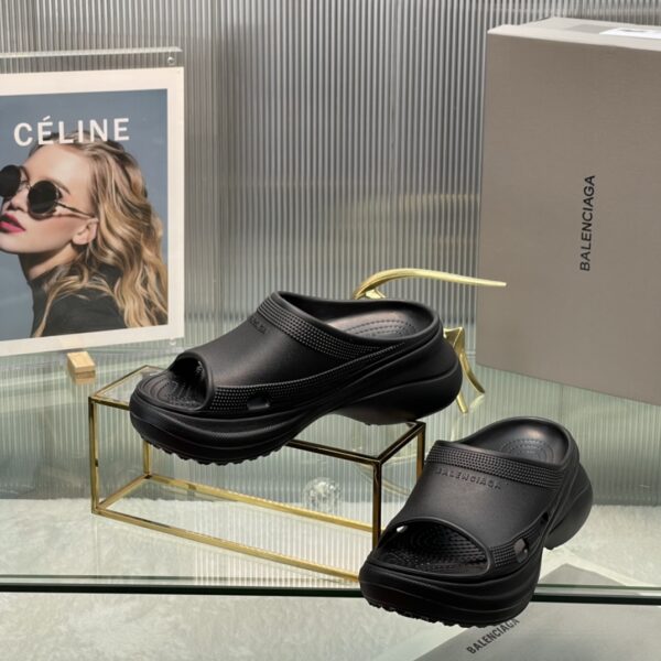 Balenciaga's latest cave slippers - Image 5