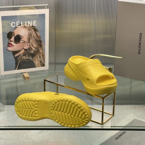 Balenciaga's latest cave slippers - Image 3