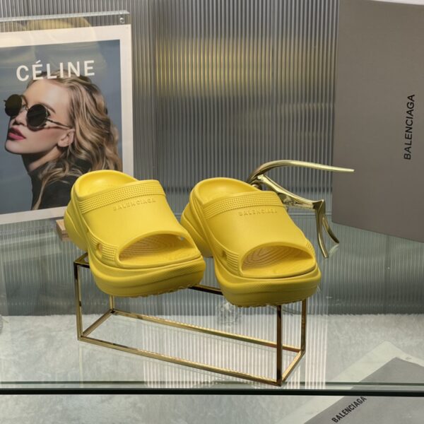 Balenciaga's latest cave slippers - Image 4